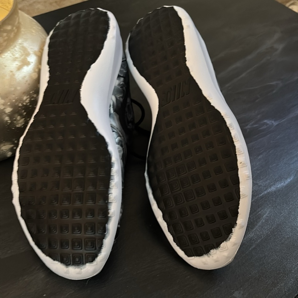 Nike Tennis Shoes - Picture 5 of 5